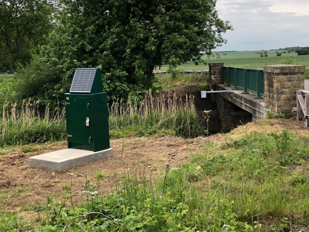 Radio Telemetry System solar powered to convey the level of a watercourse to control the position of a tilting weir